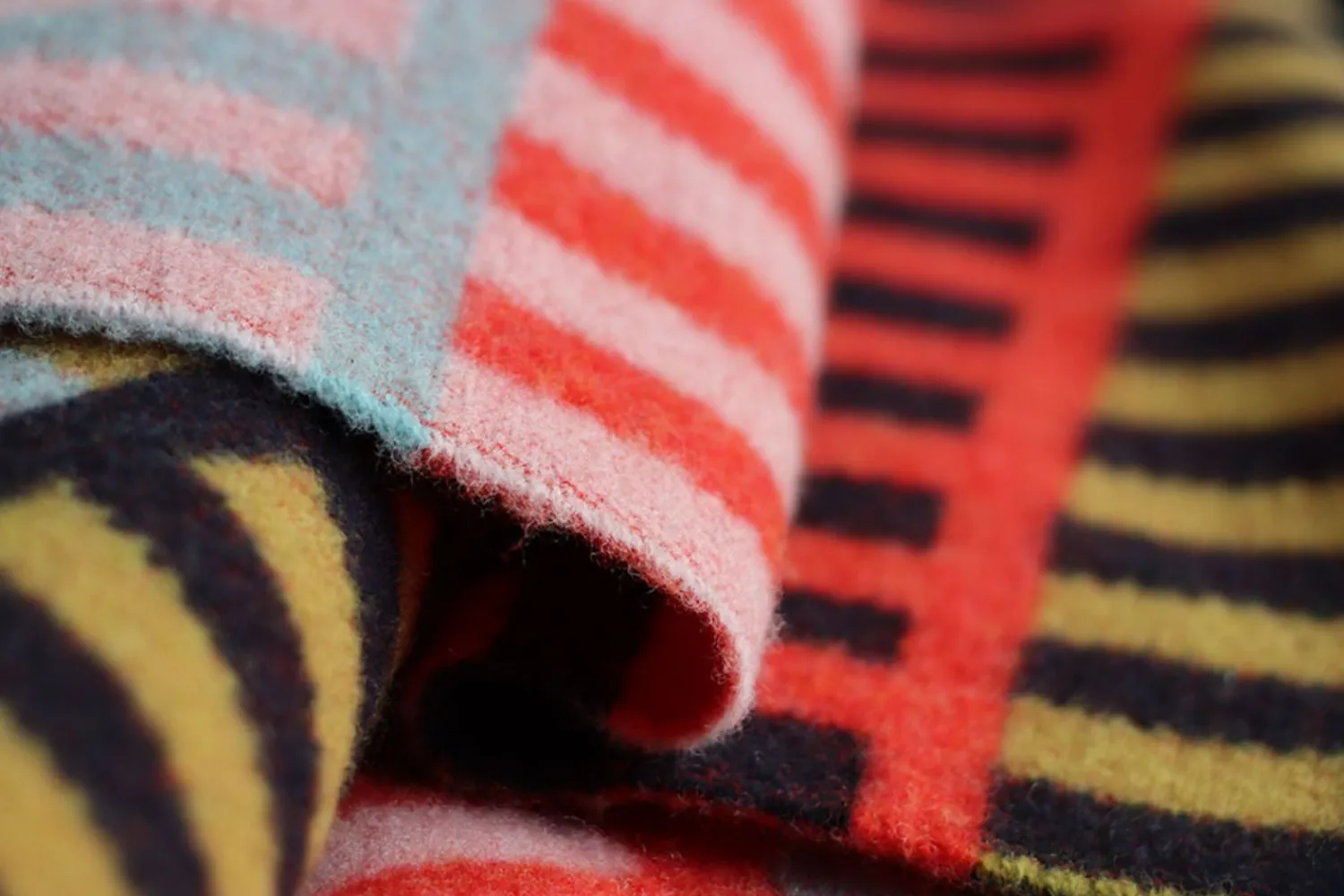 Blankets & Throws^Donna Wilson Shiel Lambswool Throw - Red